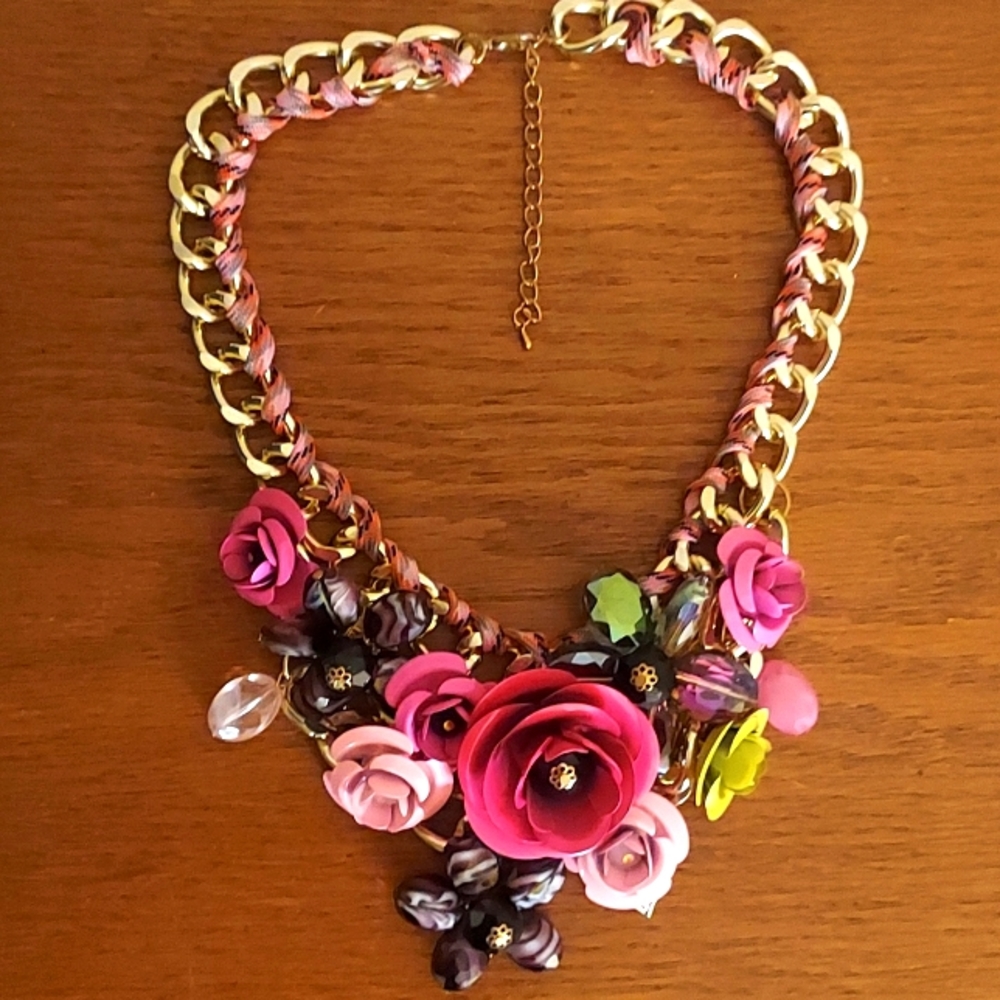 Charming Charlie Chunky Flower Statement necklace